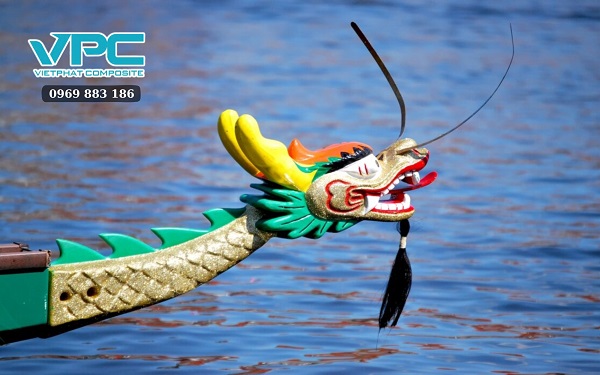 Thuyền rồng làm từ gỗ
