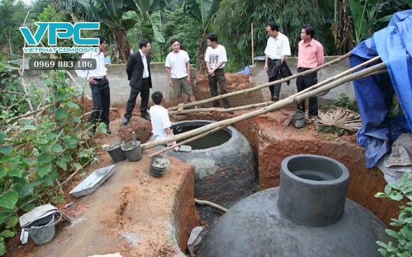 Lắp đặt hệ thống ống dẫn và thiết bị cho bể biogas composite