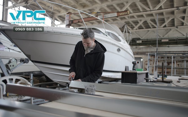 Cách làm thuyền đua đúng kỹ thuật - Bước 3: Đổ nhựa composite