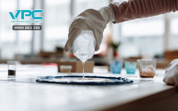 Hướng dẫn pha nhựa composite đúng kỹ thuật - Bước 3: Trộn theo tỉ lệ